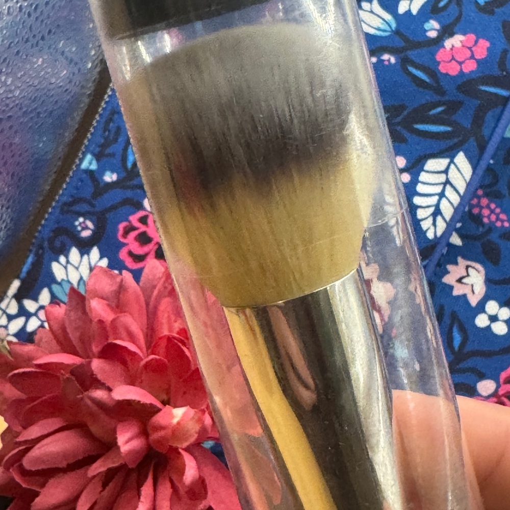 It cosmetics heavenly luxe buffing foundation cosmetic brush - Picture 6 of 8